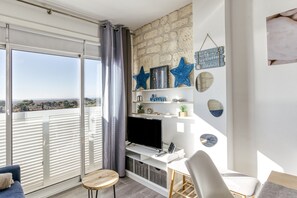 TV - Apartment 'Ventana Loft' with Sea View and Wi-Fi (Empuriabrava)