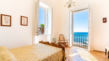 2 chambres, fer et planche Ă repasser, draps fournis