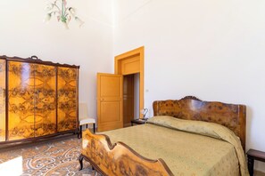 2 bedrooms, iron/ironing board, bed sheets