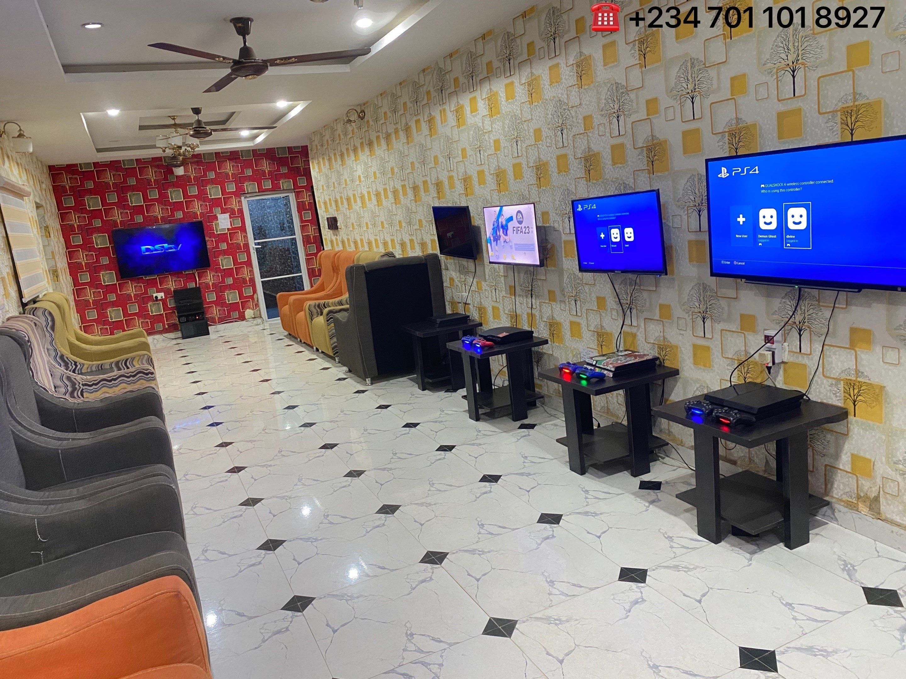 Monitor de computadora y impresora 