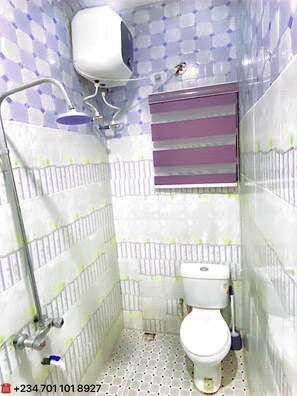 Sturta, regnsturtuhaus, snyrtivörur án endurgjalds, handklæði