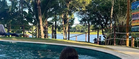 Una piscina al aire libre (de 09:00 a 20:00), sombrillas, tumbonas