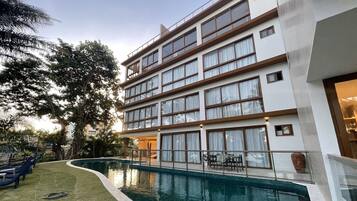 Piscina externa, funciona das 9h às 20h, guarda-sóis, espreguiçadeiras