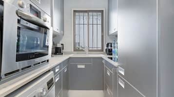 Frigorífico, microondas, horno y placa de cocina