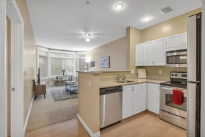 Fridge, microwave, oven, stovetop - Lovely Belltown Suite w/ Free Parking, Pike Place! (Seattle)