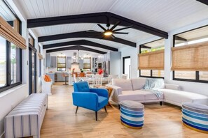Smart TV, chimenea y libros
