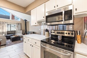 Refrigerador, microondas, horno y parrilla de estufa 