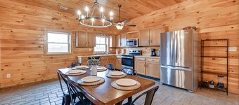 Private Hot Tub, Arcade Game: Bee Spring Cabin