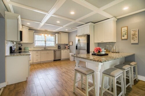 100" Projector,  Marsh Views, Full Coffee Bar, Pool/Ping Pong Game Room