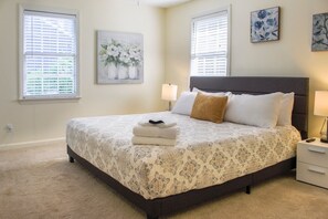 5 bedrooms, desk, iron/ironing board, travel crib - 100" Projector,  Marsh Views, Game Room, Coffee Bar, Early Check In (Savannah)