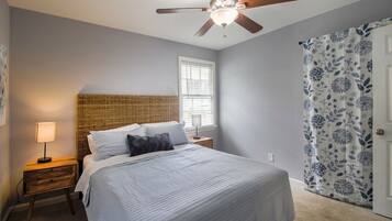 5 habitaciones, escritorio y tabla de planchar con plancha