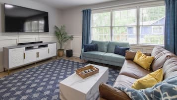 Smart TV, chimenea, tenis de mesa y libros