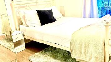 Apartment | 2 bedrooms, iron/ironing board, free WiFi, bed sheets