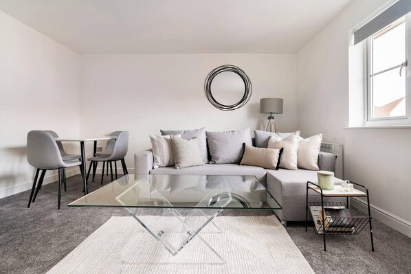 Living area - Immaculate 2-bed Apartment in Welwyn Garden City (Welwyn Garden City)