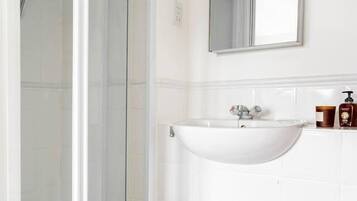 Apartment | Bathroom | Combined shower/bathtub, deep-soaking bathtub, hair dryer, towels