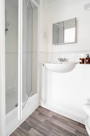 Departamento | Baño | Tina con regadera, tina profunda, secadora de cabello, toallas 