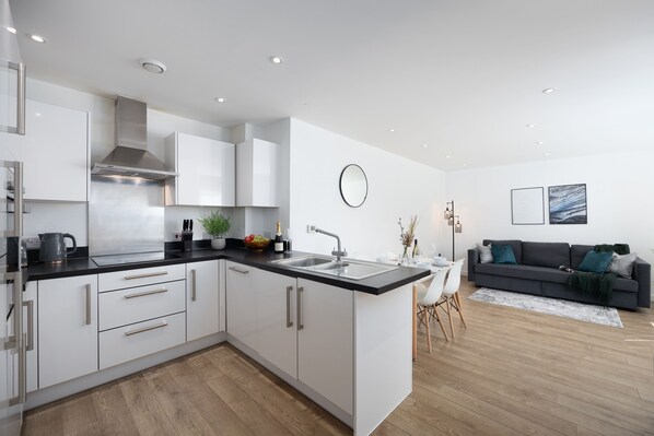 Full-sized fridge, microwave, oven, toaster - Contemporary 2-Bedroom Apart near Balham (London)