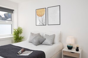 2 bedrooms, blackout curtains, iron/ironing board, free WiFi - Contemporary 2-Bedroom Apart near Balham (London)