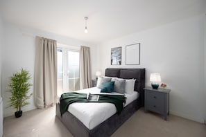 Comfort Apartment | 2 bedrooms, blackout curtains, iron/ironing board, free WiFi - Contemporary 2-Bedroom Apart near Balham (London)