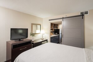 Familie suite, balkon, uitzicht op bergen | Woonruimte | Een 42-inch lcd-televisie met kabelzenders, Netflix en Hulu