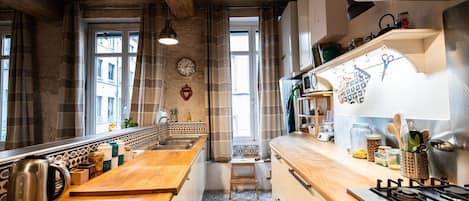 Kühlschrank, Ofen, Geschirrspüler, Wasserkocher mit Kaffee-/Teezubehör