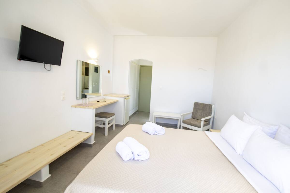 Tweepersoonskamer | Een bureau, een strijkplank/strijkijzer, gratis wifi