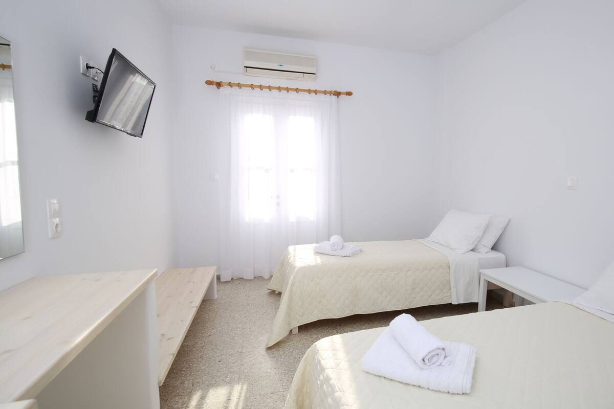 Superior driepersoonskamer | Een bureau, een strijkplank/strijkijzer, gratis wifi