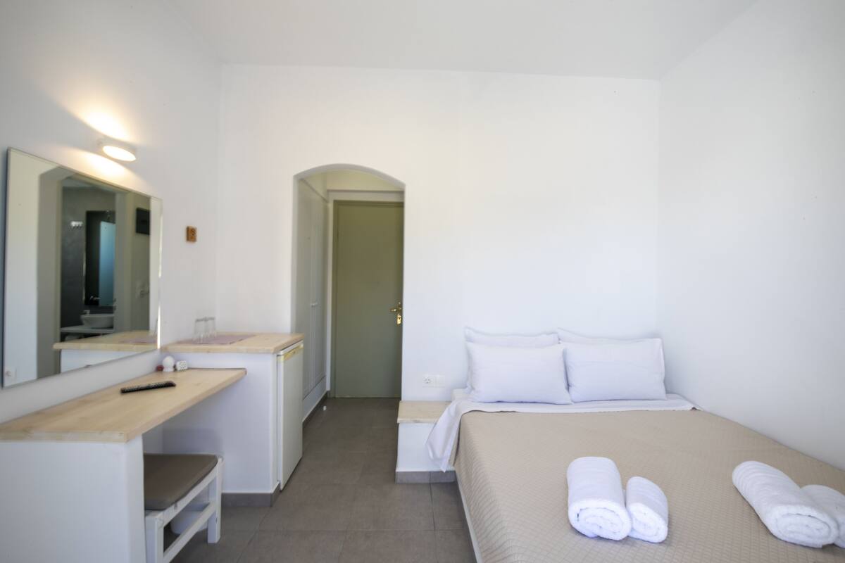 Economy tweepersoonskamer | Een bureau, een strijkplank/strijkijzer, gratis wifi