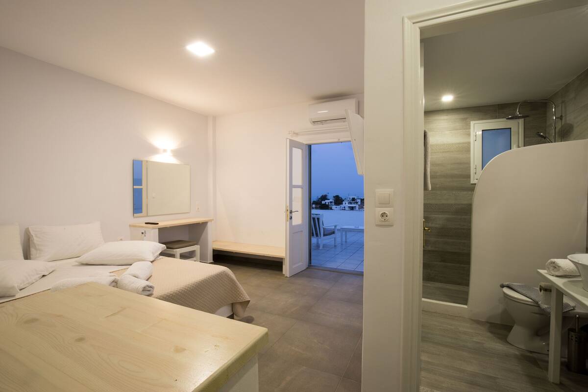 Superior tweepersoonskamer | Een bureau, een strijkplank/strijkijzer, gratis wifi