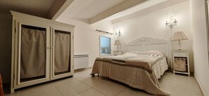 4 habitaciones, escritorio y tabla de planchar con plancha 