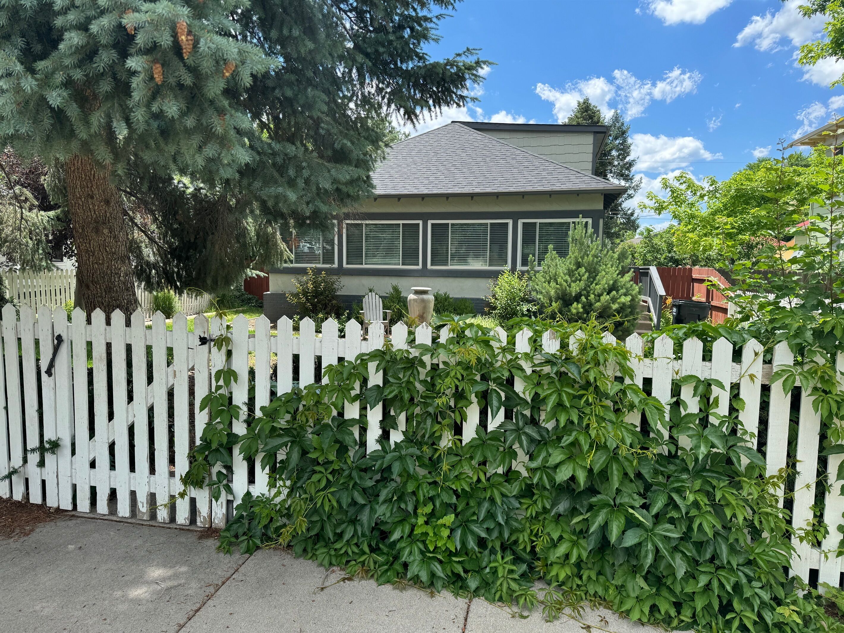 "Discover Tranquil Elegance: Your Charming Retreat in the Heart of Castle Rock"