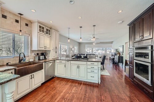 "Discover Tranquil Elegance: Your Charming Retreat in the Heart of Castle Rock"