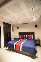 Quarto solteiro standard, para não fumantes | Cofres nos quartos, individualmente decorados