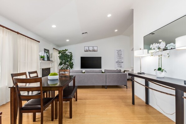 Interior - Pool & Putting Green with Golf Cart minutes to Golf Courses in Sunny Arizona! (Goodyear)