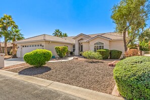 Exterior - Pool & Putting Green with Golf Cart minutes to Golf Courses in Sunny Arizona! (Goodyear)