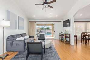 TV, fireplace - Pool & Putting Green with Golf Cart minutes to Golf Courses in Sunny Arizona! (Goodyear)