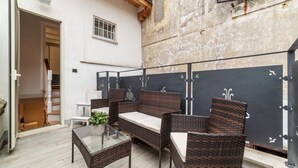 Unclassified image, 4 of 41, button - Comfortable apartment located on two levels, located on the ground floor of a building. Shared entrance with another apartment under our management.In 90 m2 of space it comfortably accommodates two people with a double bedroom located on the upper floor. (Roma)