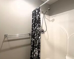 Serviettes fournies, savon, shampoing, papier toilette