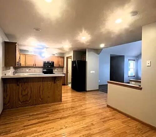 Charming 3-bedroom townhome with WiFi, AC in pleasant Salina