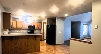 Charming 3-bedroom townhome with WiFi, AC in pleasant Salina