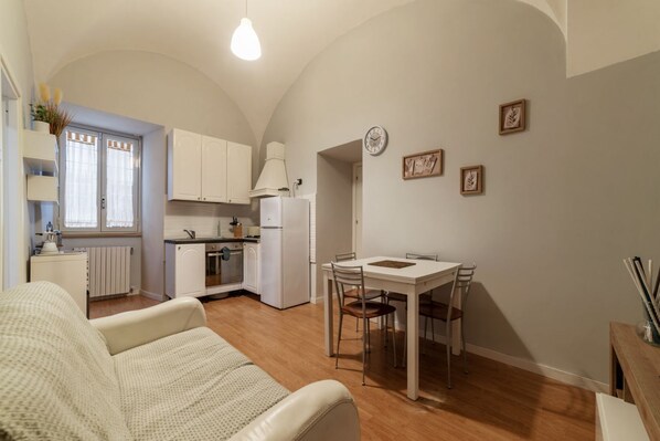 Interior - GuestHost - Comfortable apartment located on the ground floor of a building. Shared entrance with another apartment under our management.In 40 m2 of space it comfortably accommodates 2 people with a double bedroom.The property is located in an area well (Roma)
