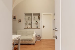 Interior - GuestHost - Comfortable apartment located on the ground floor of a building. Shared entrance with another apartment under our management.In 40 m2 of space it comfortably accommodates 2 people with a double bedroom.The property is located in an area well (Roma)