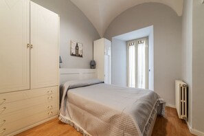 1 bedroom, WiFi - GuestHost - Comfortable apartment located on the ground floor of a building. Shared entrance with another apartment under our management.In 40 m2 of space it comfortably accommodates 2 people with a double bedroom.The property is located in an area well (Roma)