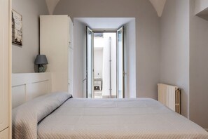 1 bedroom, WiFi - GuestHost - Comfortable apartment located on the ground floor of a building. Shared entrance with another apartment under our management.In 40 m2 of space it comfortably accommodates 2 people with a double bedroom.The property is located in an area well  (Roma)