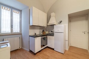 Private kitchen - GuestHost - Comfortable apartment located on the ground floor of a building. Shared entrance with another apartment under our management.In 40 m2 of space it comfortably accommodates 2 people with a double bedroom.The property is located in an area well  (Roma)