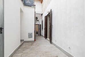 Interior - GuestHost - Comfortable apartment located on the ground floor of a building. Shared entrance with another apartment under our management.In 40 m2 of space it comfortably accommodates 2 people with a double bedroom.The property is located in an area well (Roma)