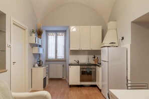 Private kitchen - GuestHost - Comfortable apartment located on the ground floor of a building. Shared entrance with another apartment under our management.In 40 m2 of space it comfortably accommodates 2 people with a double bedroom.The property is located in an area well  (Roma)