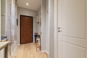 Interior - GuestHost - Comfortable apartment located on the ground floor of a building. Shared entrance with another apartment under our management.In 40 m2 of space it comfortably accommodates 2 people with a double bedroom.The property is located in an area well (Roma)