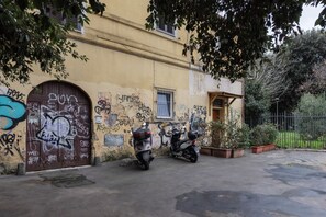 Exterior - GuestHost - Comfortable apartment located on the ground floor of a building. Shared entrance with another apartment under our management.In 40 m2 of space it comfortably accommodates 2 people with a double bedroom.The property is located in an area well  (Roma)