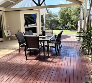 Outdoor dining - 2 x bed beach retreat Torquay, sauna, beach, golf (Torquay)